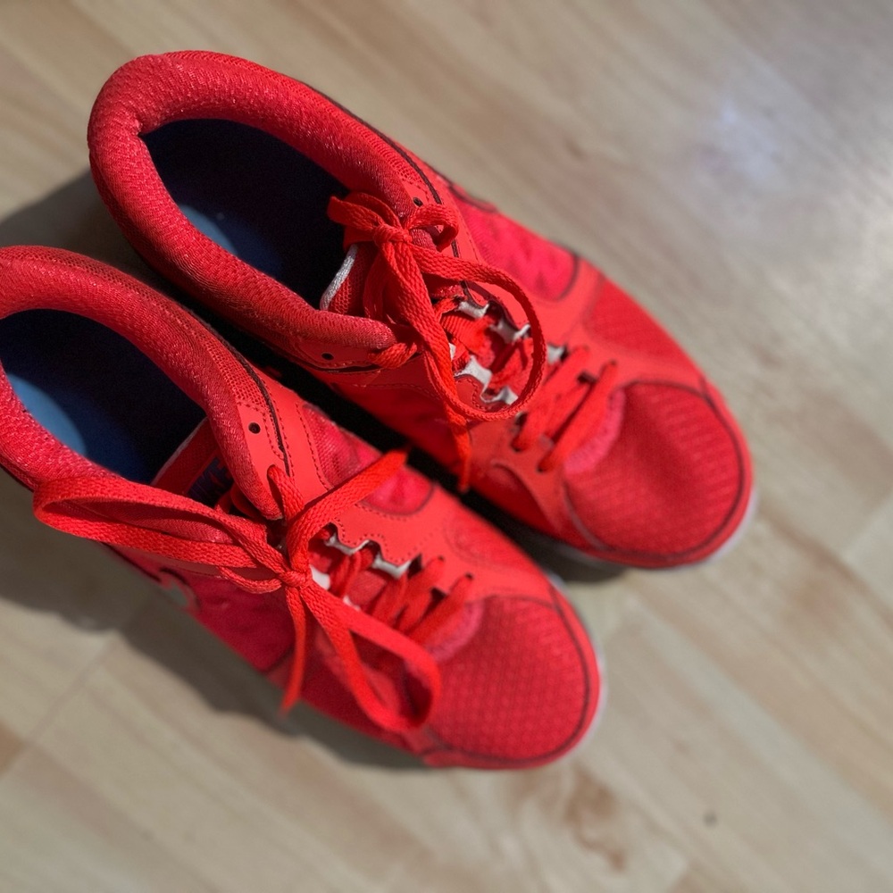 Women’s coral Nike sneakers size 6.5 dual fusion
